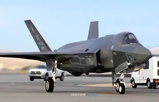 (ویدیو) تصاویر جذاب پرواز جنگنده F-35 از ارتفاع پایین بالای اتوبان
