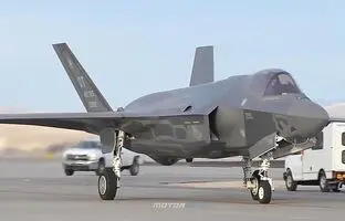 (ویدیو) تصاویر جذاب پرواز جنگنده F-35 از ارتفاع پایین بالای اتوبان