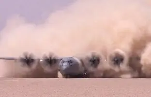 (ویدئو) تدارک نیم ساعته محل فرود در صحرا برای هواپیمای غول پیکر C-130 هرکولس