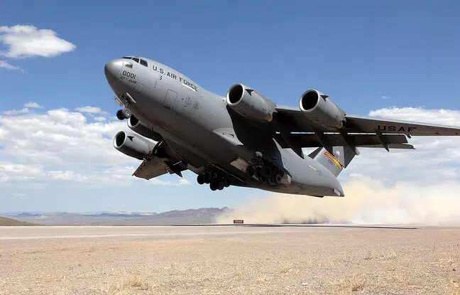 (ویدئو) فرود حیرت انگیز هواپیمای ترابری C-17 ارتش آمریکا وسط بیابان از نمایی خارق العاده