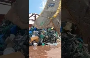(ویدئو) غم انگیزترین رکورد جهان؛ گرفتن 11353 کیلوگرم پلاستیک با یک تور از اقیانوس!
