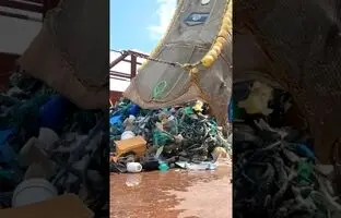 (ویدئو) غم انگیزترین رکورد جهان؛ گرفتن 11353 کیلوگرم پلاستیک با یک تور از اقیانوس!