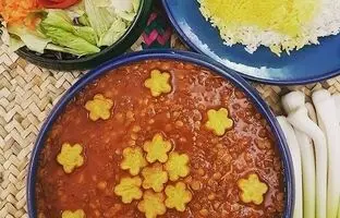 به این خورش می‌گن قیمه رشتی! حتما امتحان کن!