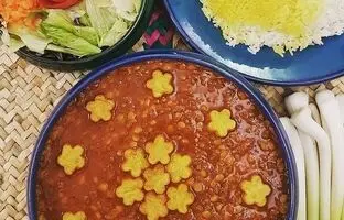 به این خورش می‌گن قیمه رشتی! حتما امتحان کن!