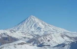 (ویدئو) بارش حیرت انگیز برف روی قله دماوند در دل تابستان