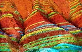 (تصاویر) منظرۀ باورنکردنی کوه‌های رنگین‌کمانی در چین