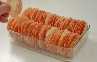 (ویدئو) این چیپس کُره ای نه نیازی به روغن داره نه سرخ کردن! خیلی ساده و سریع درست کن!