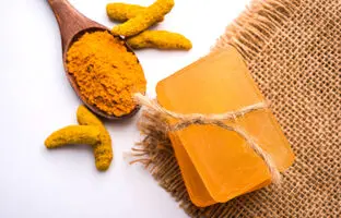 به همین سادگی صابون زردچوبه بساز و پوستتو جوان کن!