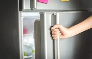 9 علت رایج بسته نشدن درب یخچال + راه حل