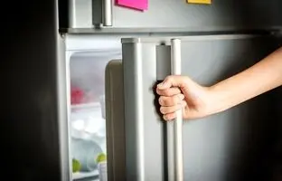 9 علت رایج بسته نشدن درب یخچال + راه حل