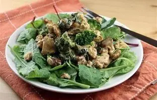 این سالاد گرم بروکلی و مرغ رو به عنوان شام بخور!
