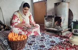 (ویدئو) پخت عدسی محلی و مربای هویج توسط دختر جوان روستایی کردستانی