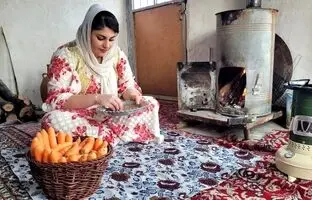 (ویدئو) پخت عدسی محلی و مربای هویج توسط دختر جوان روستایی کردستانی