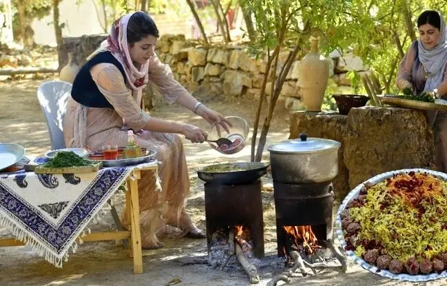 (ویدئو) غذای روستایی؛ پخت متفاوت کلم پلو با گوشت توسط دو خواهر کردستانی