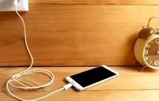 چرا نباید موبایل را از شب تا صبح به شارژ بزنید؟