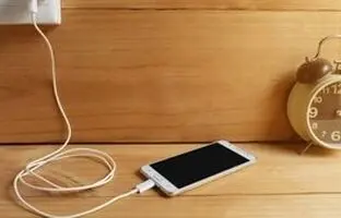 چرا نباید موبایل را از شب تا صبح به شارژ بزنید؟
