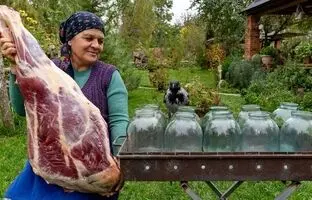 (ویدئو) پخت 19 کیلوگرم گوشت در ظروف شیشه توسط مادربزرگ خوش سلیقه آذربایجانی