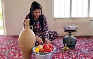 (ویدئو) پخت یک غذای جالب با گوجه، مرغ و برنج توسط دختر روستایی مشهور کردستانی