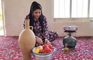 (ویدئو) پخت یک غذای جالب با گوجه، مرغ و برنج توسط دختر روستایی مشهور کردستانی