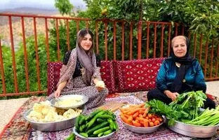 (ویدئو) فرآیند تهیه ترشی هفت بیجار توسط مادر و دختر روستایی کردستانی