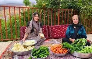 (ویدئو) فرآیند تهیه ترشی هفت بیجار توسط مادر و دختر روستایی کردستانی