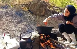 (ویدئو) پخت یکی غذای جالب با لوبیا چشم بلبلی تازه و گوجه فرنگی توسط دختر روستایی ایرانی