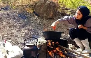 (ویدئو) پخت یکی غذای جالب با لوبیا چشم بلبلی تازه و گوجه فرنگی توسط دختر روستایی ایرانی