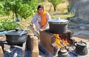 (ویدئو) غذای روستایی؛ پخت سماق پلو با کوفته توسط دختر جوان روستایی کردستانی