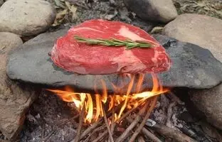 (ویدئو) پخت جذاب شقه گوسفند روی سنگ در دل طبیعت ایران