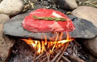 (ویدئو) پخت جذاب شقه گوسفند روی سنگ در دل طبیعت ایران
