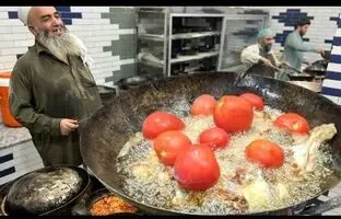 (ویدئو) غذای خیابانی؛ پخت مرغ چارسی کراهی با گوجه توسط آشپز مشهور پیشاوری