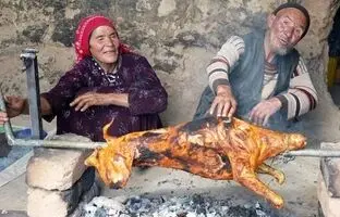(ویدئو) کباب کردن جالب و دیدنی بره 14 کیلوگرمی توسط زوج غارنشین افغانستانی