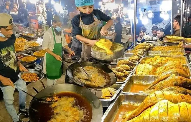 (ویدئو) غذای خیابانی؛ طبخ ماهی سرخ شده بلوچی و ماهی کبابی توسط آشپزهای مشهور پاکستانی