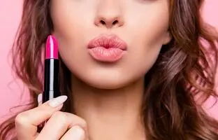 به همین سادگی رژ لب اصل رو از تقلبی تشخیص بده!