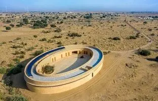 (تصاویر) این ساختمان عجیب چگونه در وسط بیابان و بدون کولر خنک باقی می‌ماند؟
