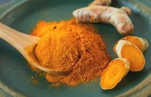 با کرم زردچوبه خونگی به جنگ لک و جای جوش‌ها برو!