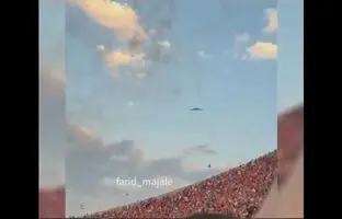 (ویدئو) لحظه عبور خطرناک ترین پرنده دنیا از روی ورزشگاهی در آمریکا