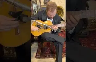 (ویدئو) شیوه عجیب و ابتکاری یک نوازنده در اجرای موسیقی فیلم پدرخوانده با گیتار