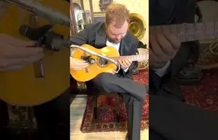(ویدئو) شیوه عجیب و ابتکاری یک نوازنده در اجرای موسیقی فیلم پدرخوانده با گیتار