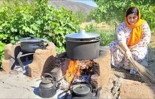 (ویدئو) غذای روستایی؛ پخت گوشت گاو در ظروف شیشه ای توسط دختر جوان کردستانی