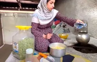 (ویدئو) پخت یک غذای سنتی با سیب زمینی، گوشت و تخم مرغ توسط دختر روستایی اهل طالقان