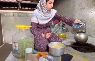 (ویدئو) پخت یک غذای سنتی با سیب زمینی، گوشت و تخم مرغ توسط دختر روستایی اهل طالقان