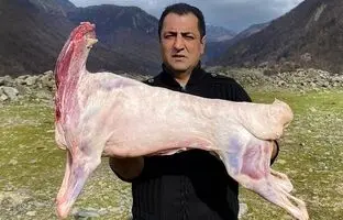 (ویدئو) غذای روستایی؛ کباب کردن گوسفند 15 کیلوگرمی در تنور توسط آشپز آذربایجانی