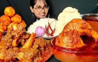 (ویدئو) خوردن متفاوت 3 کیلوگرم گوشت و مرغ پخت شده با برنج توسط دختر جوان هندی