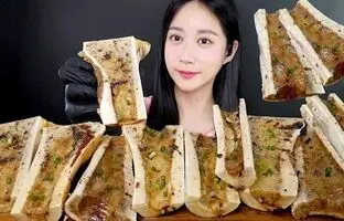 (ویدئو) آماده سازی و خوردن تماشایی مغز استخوان گاو به سبک دختر جوان کره ای