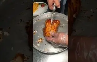 (ویدئو) غذای خیابانی؛ کباب کردن 500 مرغ روی ذغال توسط آشپز مشهور ترکیه‌ای