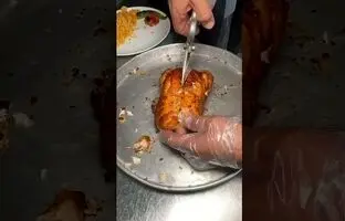 (ویدئو) غذای خیابانی؛ کباب کردن 500 مرغ روی ذغال توسط آشپز مشهور ترکیه‌ای