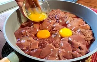 (ویدئو) پخت یک غذای خوشمزه با جگر مرغ و تخم مرغ به سبک آشپز مشهور آمریکایی