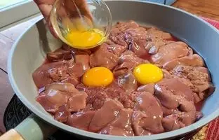 (ویدئو) پخت یک غذای خوشمزه با جگر مرغ و تخم مرغ به سبک آشپز مشهور آمریکایی