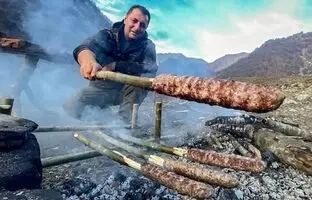 (ویدئو) پخت متفاوت کباب کوبیده توسط آشپز مشهور آذربایجانی